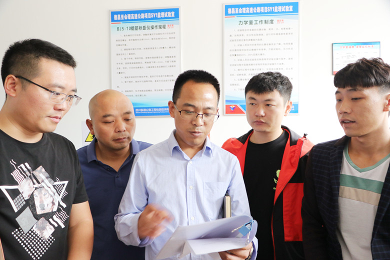 公司董事長(zhǎng)杜義祥一行深入一線調(diào)研指導(dǎo)工作 公司董事長(zhǎng)杜義祥一行深入一線調(diào)研指導(dǎo)工作