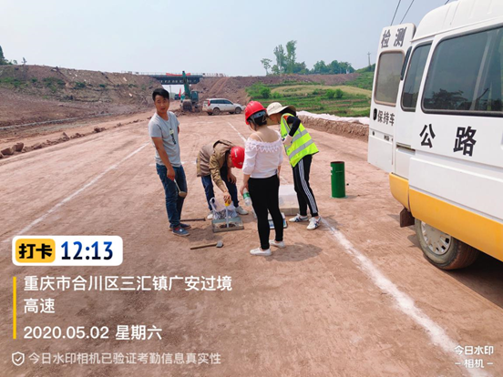 扎根平凡崗位 奉獻(xiàn)無(wú)悔青春 扎根平凡崗位 奉獻(xiàn)無(wú)悔青春