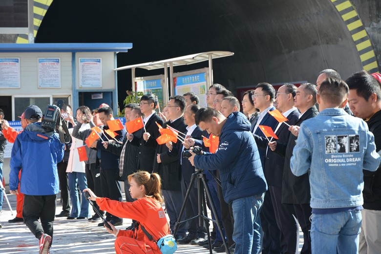 攀大高速寶鼎2號(hào)隧道勝利貫通 攀大高速寶鼎2號(hào)隧道勝利貫通