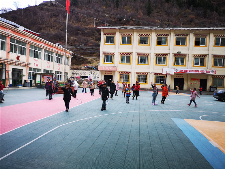 送溫暖，獻愛心——四川振通走進甘孜·色達