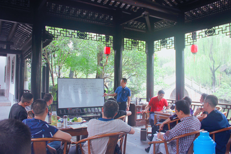 理思路 定方向 求發(fā)展 理思路 定方向 求發(fā)展