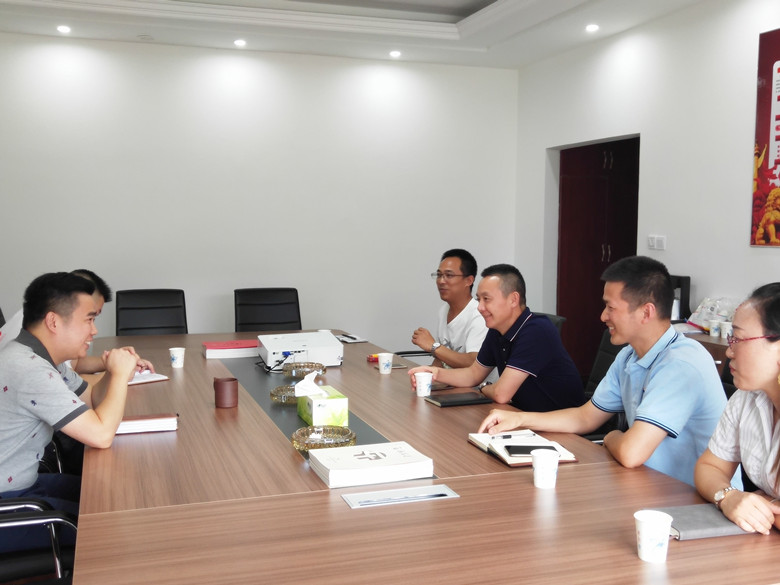 關(guān)注一線員工成長(zhǎng)  嚴(yán)格監(jiān)督工程質(zhì)量          ——公司領(lǐng)導(dǎo)參觀考察項(xiàng)目試驗(yàn)室