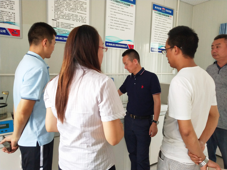 關(guān)注一線員工成長(zhǎng)  嚴(yán)格監(jiān)督工程質(zhì)量          ——公司領(lǐng)導(dǎo)參觀考察項(xiàng)目試驗(yàn)室