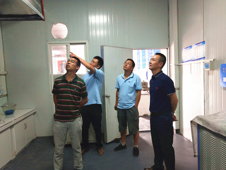 關(guān)注一線員工成長(zhǎng)  嚴(yán)格監(jiān)督工程質(zhì)量          ——公司領(lǐng)導(dǎo)參觀考察項(xiàng)目試驗(yàn)室