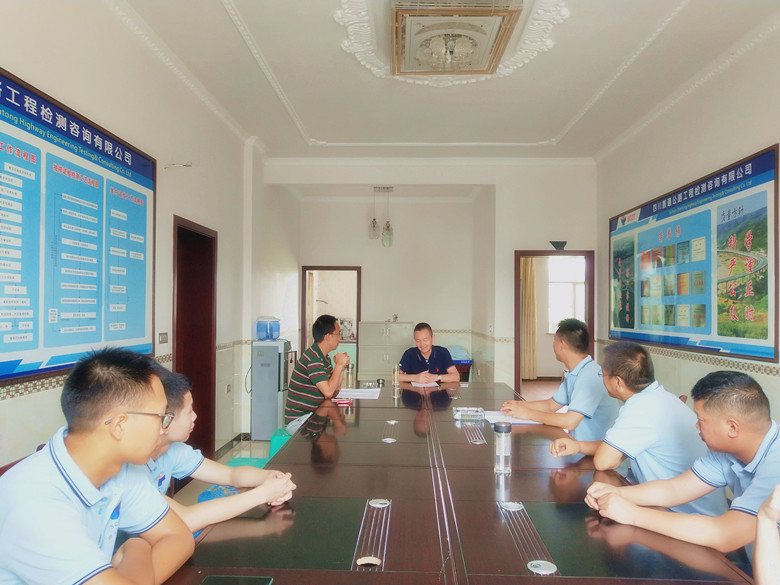 關(guān)注一線員工成長(zhǎng)  嚴(yán)格監(jiān)督工程質(zhì)量          ——公司領(lǐng)導(dǎo)參觀考察項(xiàng)目試驗(yàn)室