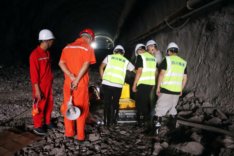 【項(xiàng)目動(dòng)態(tài)】華鎣山隧道項(xiàng)目首次完成地震波法超前地質(zhì)預(yù)報(bào)探測(cè)