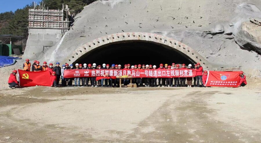 雅安至葉城高速公路康定過境段 跑馬山一號隧道出口左線順利貫通